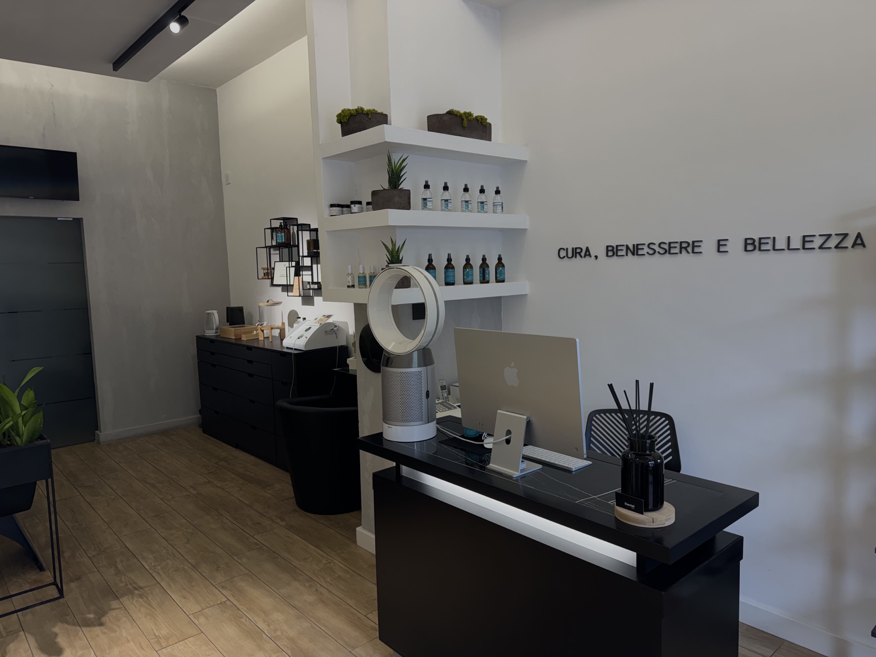 Il banco di accoglienza di Daniel Salon HairSpa e la scritta Cura, benessere e bellezza
